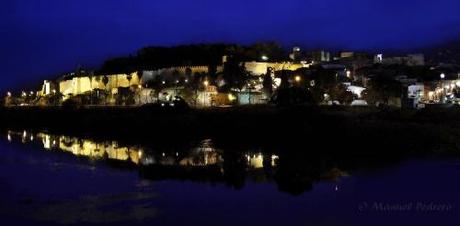 Alcazaba de noche, reflejos en el Guadiana