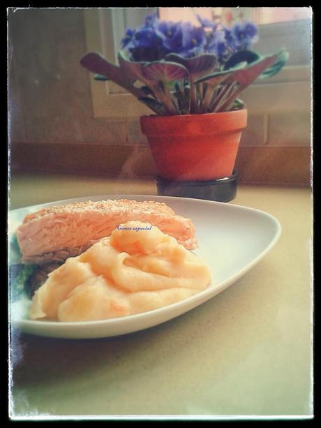 Salmón al horno con sésamo, champiñones, espárragos y ajetes