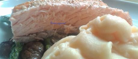 Salmón al horno con sésamo, champiñones, espárragos y ajetes