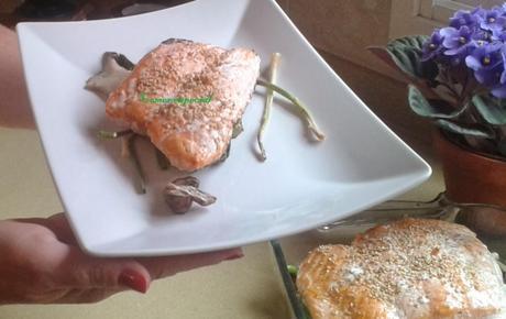 Salmón al horno con sésamo, champiñones, espárragos y ajetes