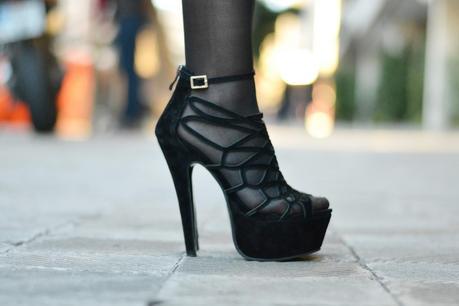 BLACK HEELED WITH SHOESPIE