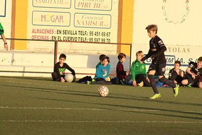 Alexei conduciendo un balón.
