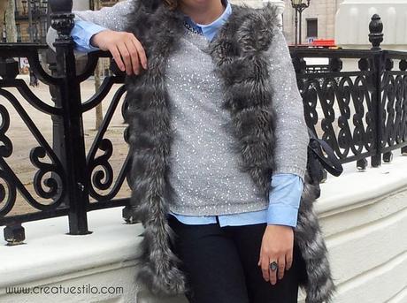 Look con chaleco de pelo gris.Look con chaleco de pelo gris.