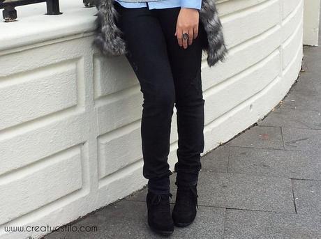 Look con chaleco de pelo gris.