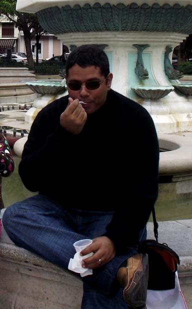 Disfrutando un rico helado de coco en la plaza central de Ponce