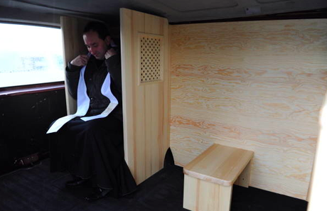 En Polonia los confesionarios van, literalmente, a los fieles.