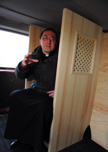 En Polonia los confesionarios van, literalmente, a los fieles.