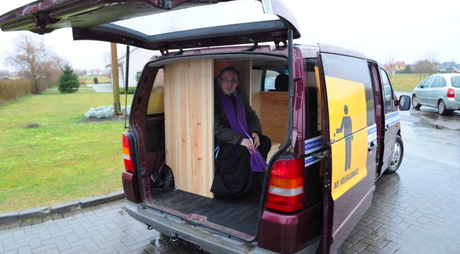 En Polonia los confesionarios van, literalmente, a los fieles.