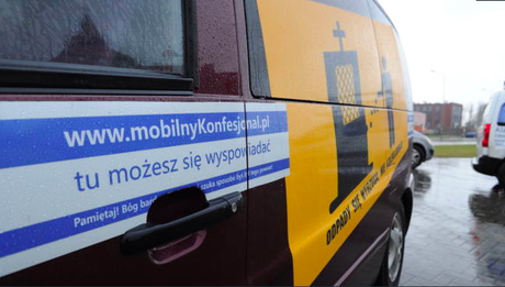 En Polonia los confesionarios van, literalmente, a los fieles.
