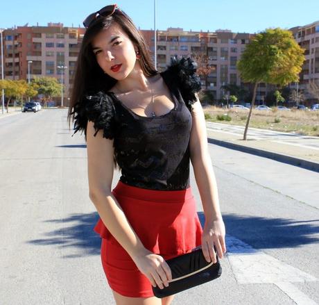 Top con paillettes y plumas