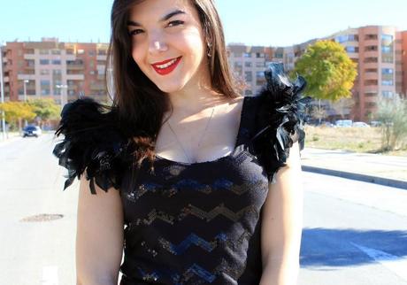 Top con paillettes y plumas