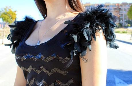 Top con paillettes y plumas