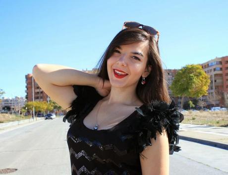 Top con paillettes y plumas