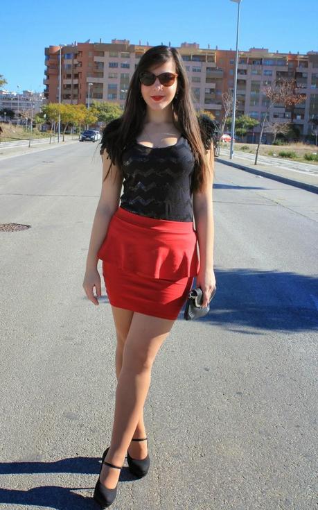 Top con paillettes y plumas