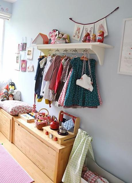 dormitorio-niña-3-años-ropa-colgaga-vista