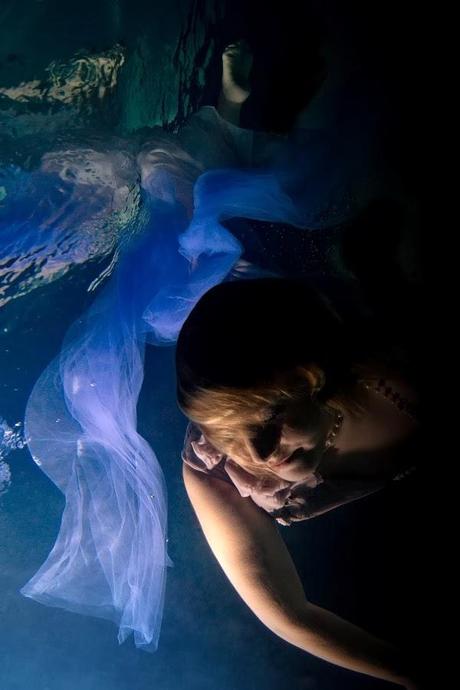 Una fotógrafa retrata a supervivientes del cáncer bajo el agua