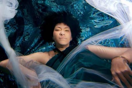 Una fotógrafa retrata a supervivientes del cáncer bajo el agua