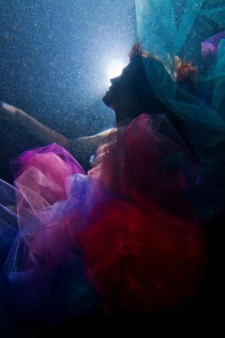 Una fotógrafa retrata a supervivientes del cáncer bajo el agua