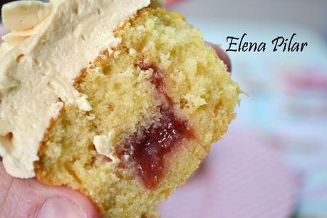 Cupcakes de Mantequilla de Cacahuete rellenos de mermelada de Fresa