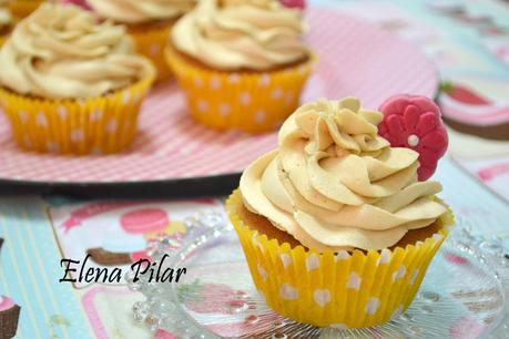 Cupcakes de Mantequilla de Cacahuete rellenos de mermelada de Fresa