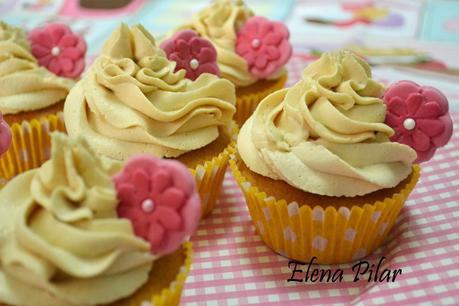 Cupcakes de Mantequilla de Cacahuete rellenos de mermelada de Fresa