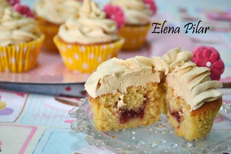 Cupcakes de Mantequilla de Cacahuete rellenos de mermelada de Fresa