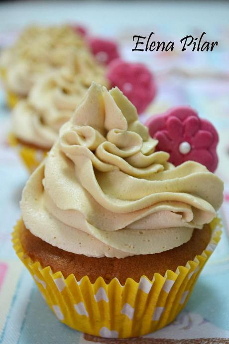 Cupcakes de Mantequilla de Cacahuete rellenos de mermelada de Fresa