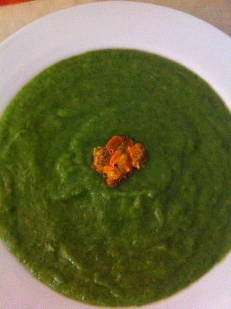 Crema de Espinacas y Puerros con Chips de Zanahorias