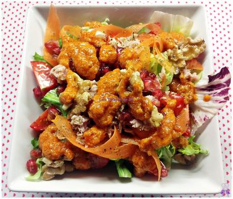 ENSALADA VARIADA CON GRANADA Y SALSA ROMESCO