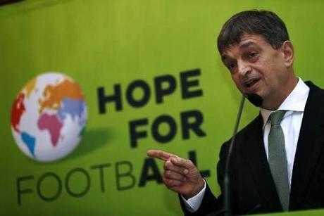 El francés Jerome Champagne anuncia su candidatura a presidir la FIFA