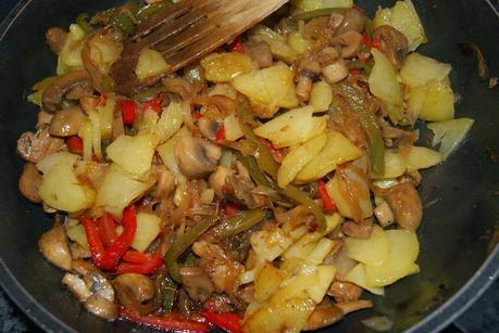 Cazuelita de Patatas, Champinones con Piperrada y Huevo frito