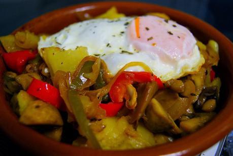 Cazuelita de Patatas, Champinones con Piperrada y Huevo frito