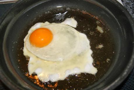 Cazuelita de Patatas, Champinones con Piperrada y Huevo frito