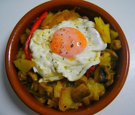 Cazuelita de Patatas, Champinones con Piperrada y Huevo frito