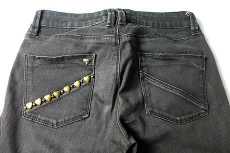 Jeans pitillos con tachuelas de corazones