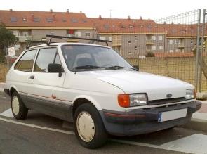 Ford Fiesta blanco.