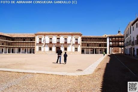 NOsóloTURISTAlcalá: Bella muestra de arquitectura popular castellana en la Plaza Mayor de Tembleque (Toledo/Castilla-La Mancha).