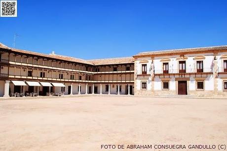 NOsóloTURISTAlcalá: Bella muestra de arquitectura popular castellana en la Plaza Mayor de Tembleque (Toledo/Castilla-La Mancha).