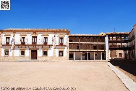 NOsóloTURISTAlcalá: Bella muestra de arquitectura popular castellana en la Plaza Mayor de Tembleque (Toledo/Castilla-La Mancha).