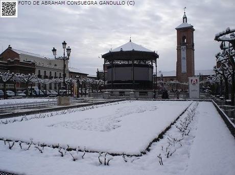 NEVADAlcalá: Bella y gélida estampa nevada, invernal y navideña de la Plaza Mayor de Cervantes o del Mercado Viejo de la Ciudad de Alcalá de Henares.