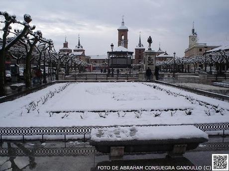 NEVADAlcalá: Bella y gélida estampa nevada, invernal y navideña de la Plaza Mayor de Cervantes o del Mercado Viejo de la Ciudad de Alcalá de Henares.