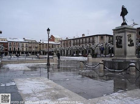 NEVADAlcalá: Bella y gélida estampa nevada, invernal y navideña de la Plaza Mayor de Cervantes o del Mercado Viejo de la Ciudad de Alcalá de Henares.