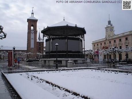 NEVADAlcalá: Bella y gélida estampa nevada, invernal y navideña de la Plaza Mayor de Cervantes o del Mercado Viejo de la Ciudad de Alcalá de Henares.