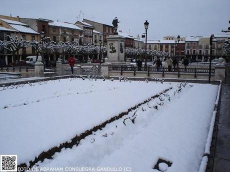 NEVADAlcalá: Bella y gélida estampa nevada, invernal y navideña de la Plaza Mayor de Cervantes o del Mercado Viejo de la Ciudad de Alcalá de Henares.