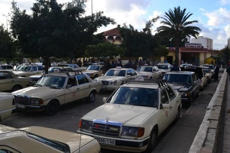 Decenas de taxis iguales como estos esperan en las terminales de autobuses o fronteras marroquíes