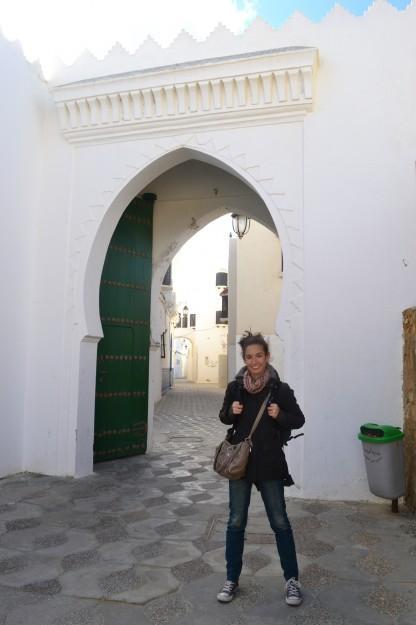 Janire posa frente a una arcada árabe en Assilah