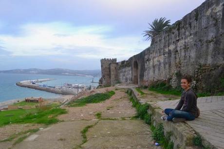 Janire contemplando el Estrecho de Gibraltar, desde la ruinosa muralla de la medina