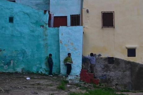 Niños jugando en la medina de Tánger. ¡Piedra libre al de la izquierda!