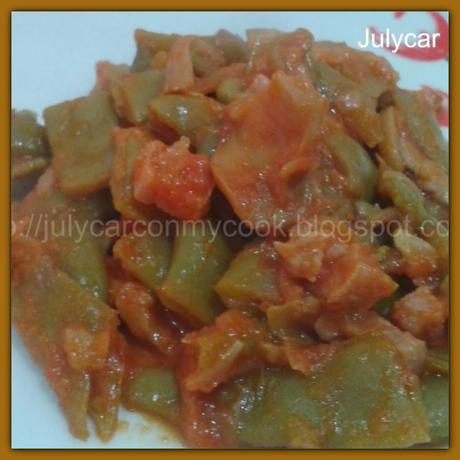 Judías verdes con jamón y tomate