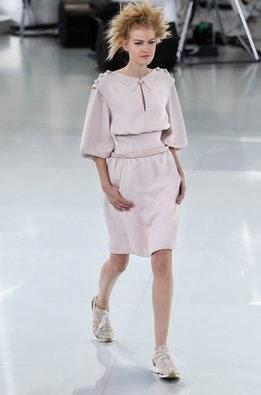 Chanel recorre la Alta Costura con deportivas en París Chanel recorre la Alta Costura con deportivas en París